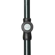 Nahaufnahme eines Sonnenschirmstocks mit schwarzem Griff und Logo, vertikale Perspektive