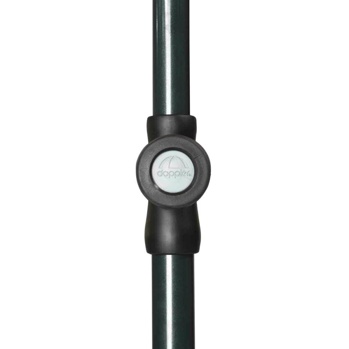 Nahaufnahme eines Sonnenschirmstocks mit schwarzem Griff und Logo, vertikale Perspektive