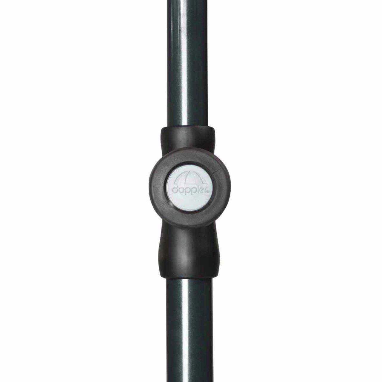 Nahaufnahme eines Sonnenschirmstocks mit schwarzem Griff und Logo, vertikale Perspektive