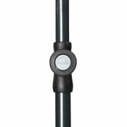 Nahaufnahme eines Sonnenschirmstocks mit schwarzem Griff und Logo, vertikale Perspektive