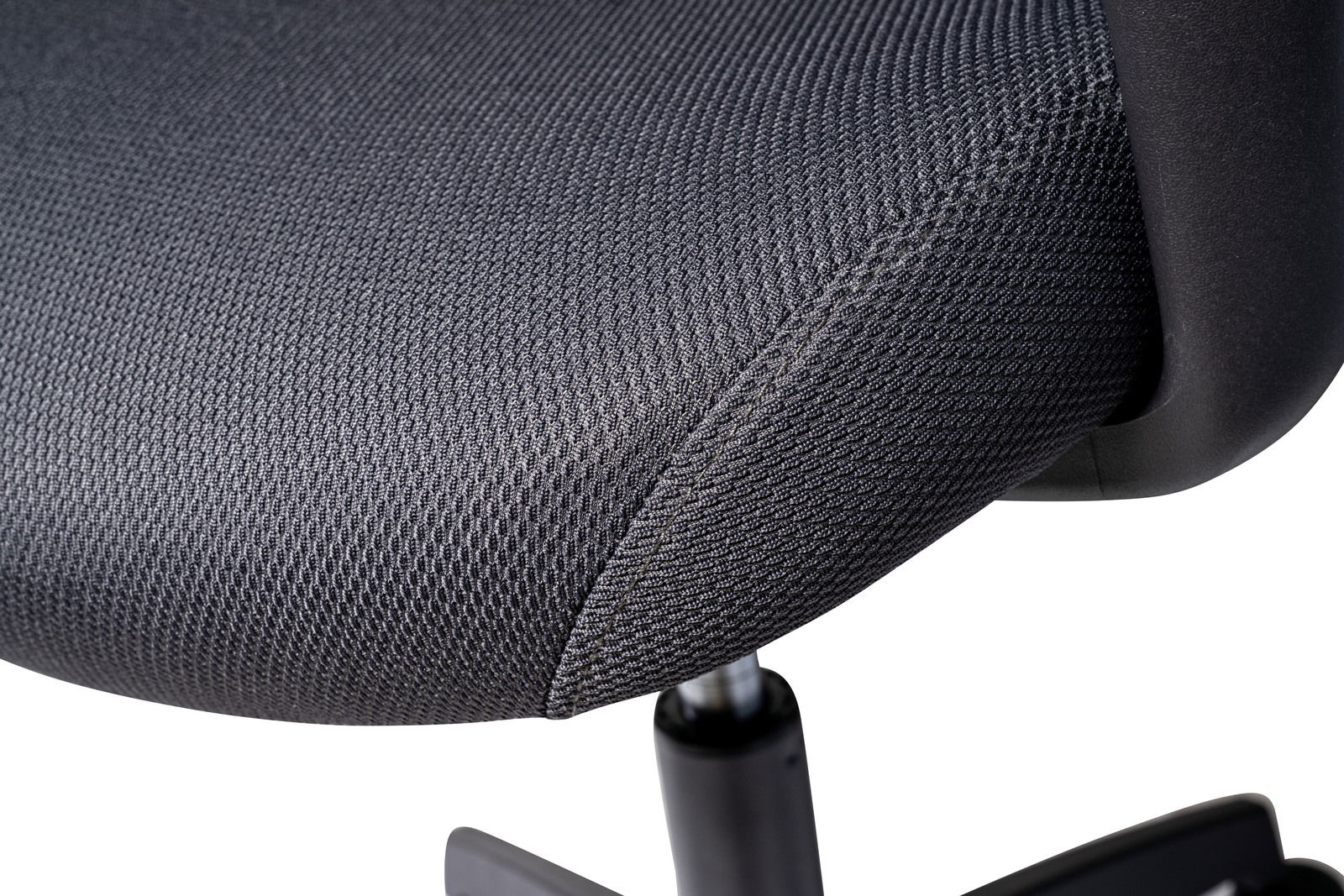 Nahaufnahme eines Drehstuhlsitzes mit schwarzem Stoffbezug, seitliche Perspektive