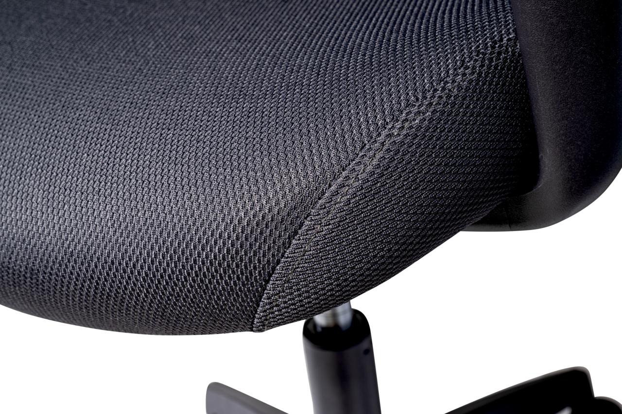 Nahaufnahme eines Drehstuhlsitzes mit schwarzem Stoffbezug, seitliche Perspektive