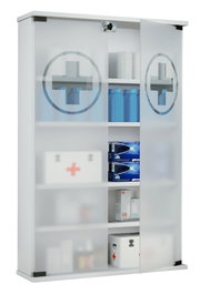 Weißer Medikamentenschrank mit zwei mattierten Glastüren und Apothekenkreuz-Motiv, rechte Tür geöffnet mit sichtbaren Regalböden und Arzneimitteln; Perspektive: frontale Ansicht leicht von links.