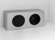 Silberne Steckdose mit einer schwarzen Abdeckung und einer Steckdose, seitliche Perspektive