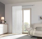 Moderner, weißer Fertigvorhang mit dezentem Muster, aufgehängt vor einer großen Glastür in einem hellen Wohnzimmer. Perspektive von schräg vorne.