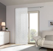 Moderner, weißer Fertigvorhang mit dezentem Muster, aufgehängt vor einer großen Glastür in einem hellen Wohnzimmer. Perspektive von schräg vorne.