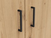Nahaufnahme von zwei schwarzen Griffen an einer Holztür eines Mehrzweck-Kleiderschranks.