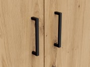 Nahaufnahme von zwei schwarzen Griffen an einer Holztür eines Mehrzweck-Kleiderschranks.