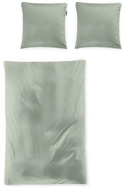 Bettwäsche-Set in sanftem Grün mit feinen Streifen, bestehend aus einem Bettbezug und zwei Kissenbezügen, aus der Vogelperspektive fotografiert.