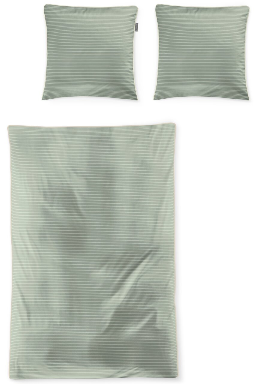 Bettwäsche-Set in sanftem Grün mit feinen Streifen, bestehend aus einem Bettbezug und zwei Kissenbezügen, aus der Vogelperspektive fotografiert.