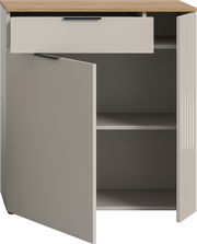 Garderobenschrank mit geöffneter Tür und Schublade, Ansicht von vorne. Der Schrank hat eine Holzoberfläche und bietet Stauraum mit zwei Regalböden.