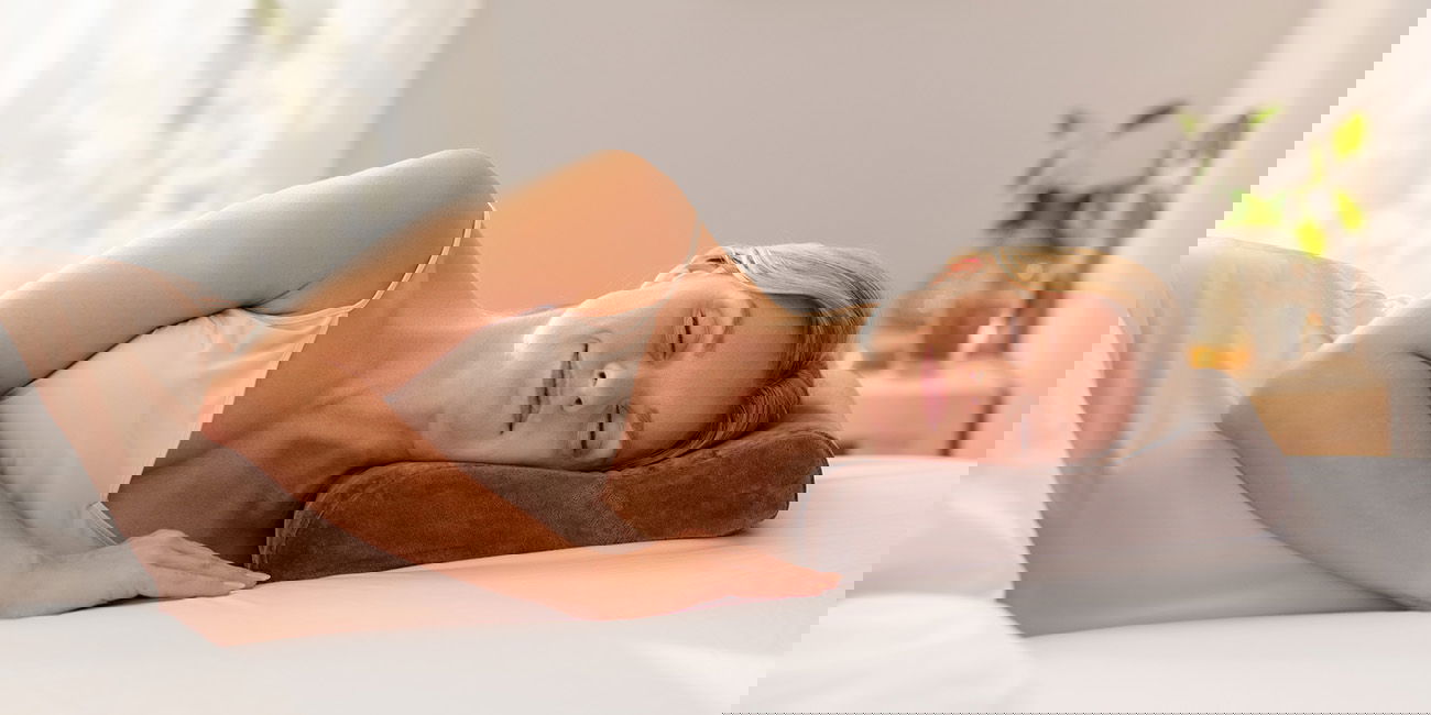 Frau schläft auf der Seite mit ergonomischem Kissen