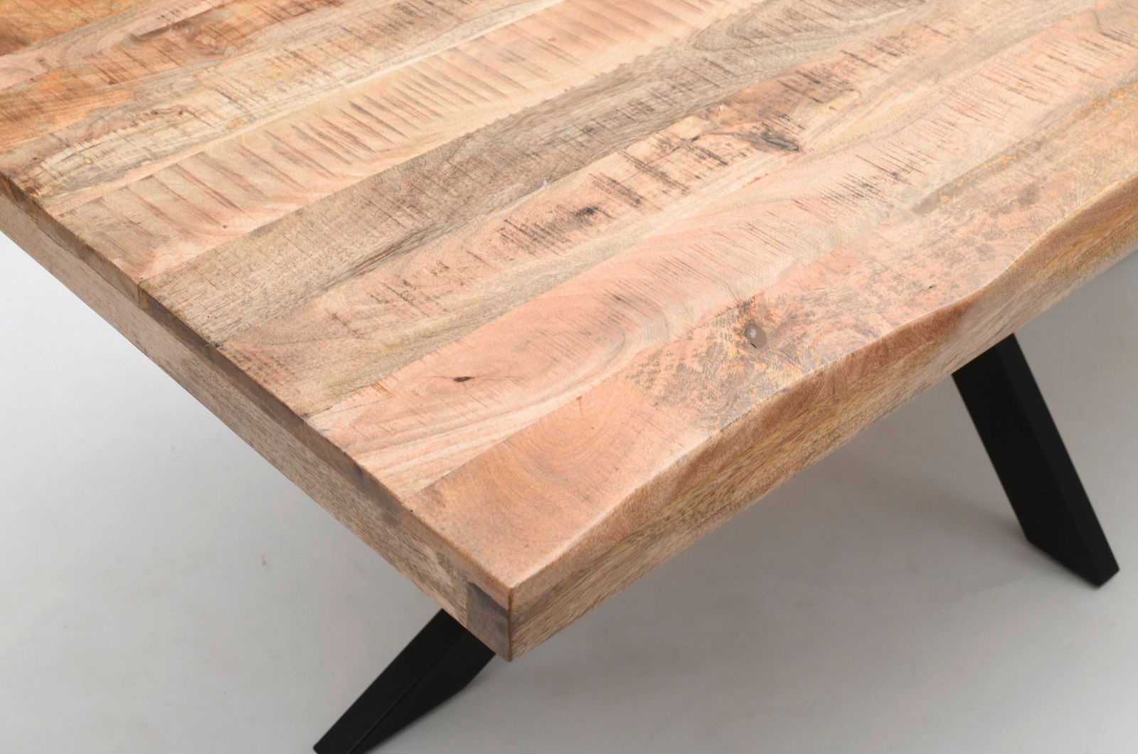 Landscape Esstisch DOMINO Nahaufnahme eines Esstisches aus hellem Holz mit natürlicher Maserung und schwarzen Metallbeinen, Perspektive von oben.