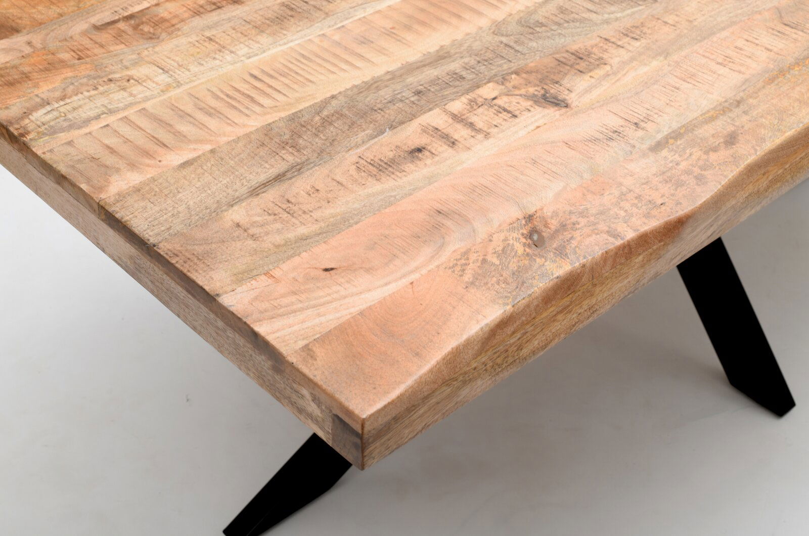 Landscape Esstisch DOMINO Nahaufnahme eines Esstisches aus hellem Holz mit natürlicher Maserung und schwarzen Metallbeinen, Perspektive von oben.