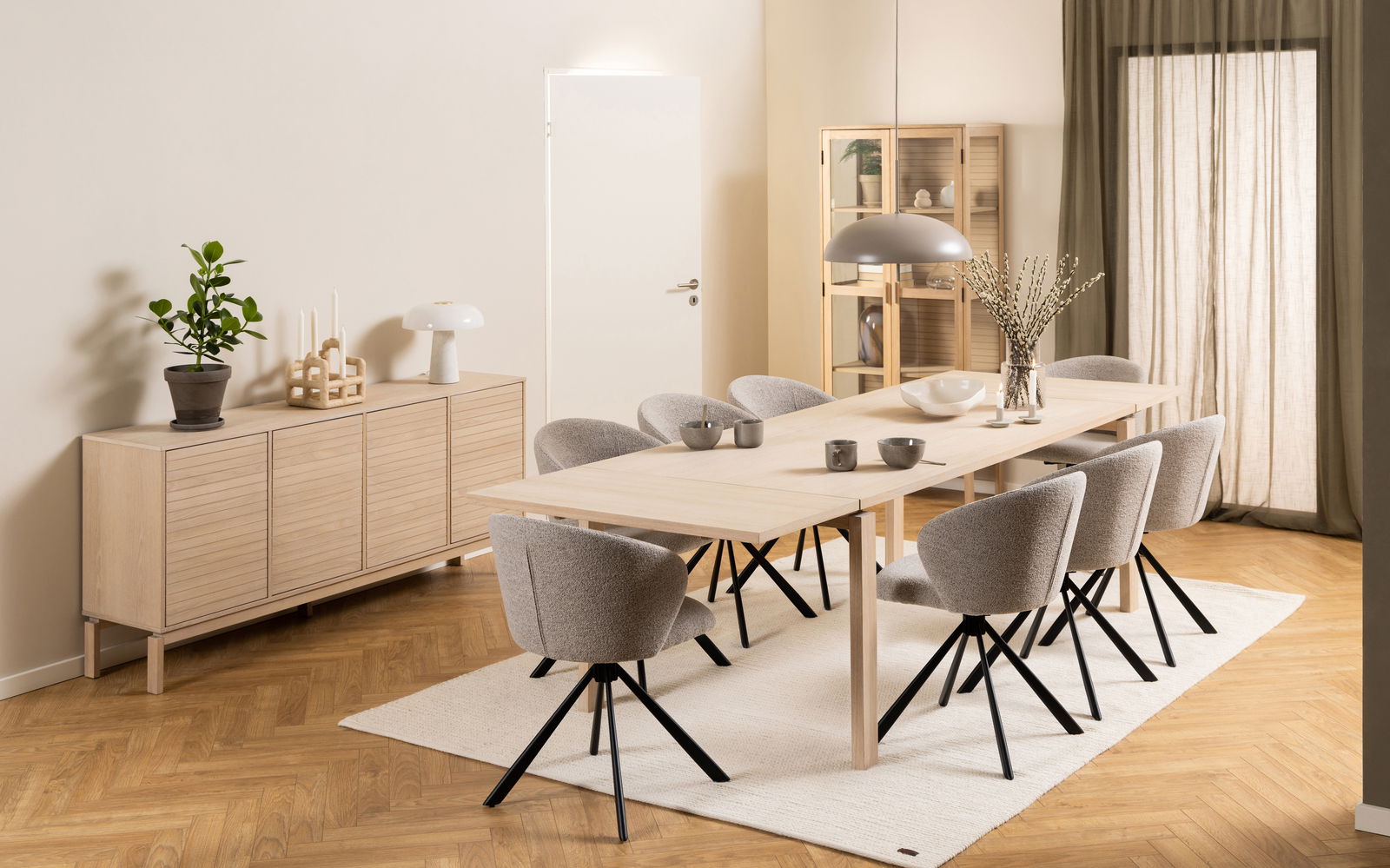 Esszimmer mit modernem Holztisch und grauen Stühlen, seitliche Perspektive