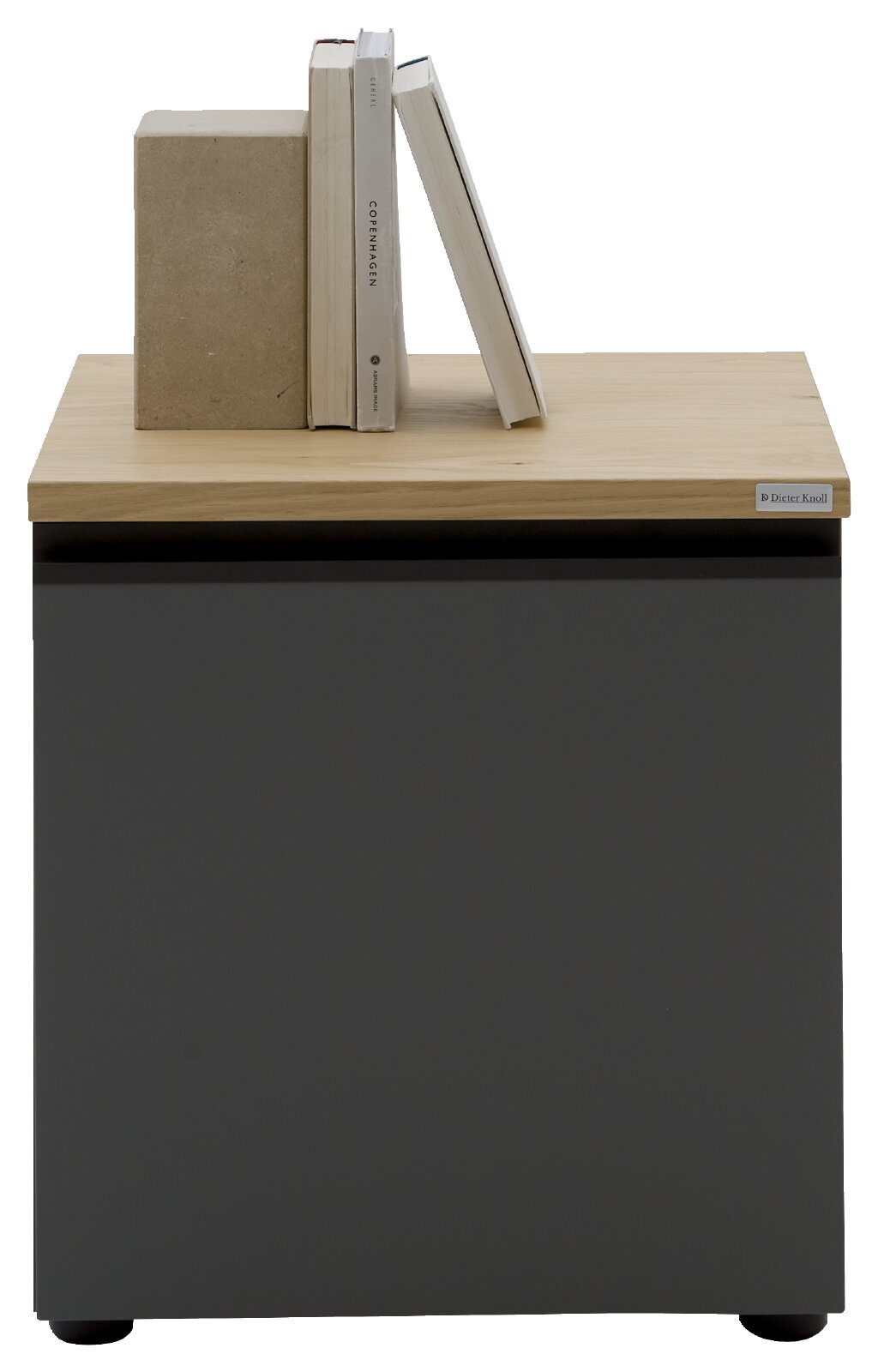 Moderner Nachttisch/Beistellschrank mit schwarzem Korpus und heller Holzplatte, darauf Bücher und Box; Frontalansicht mit leicht sichtbarer Oberseite