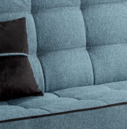 Nahaufnahme eines blauen Schlafsofas mit schwarzem Kissen, Perspektive von der Seite