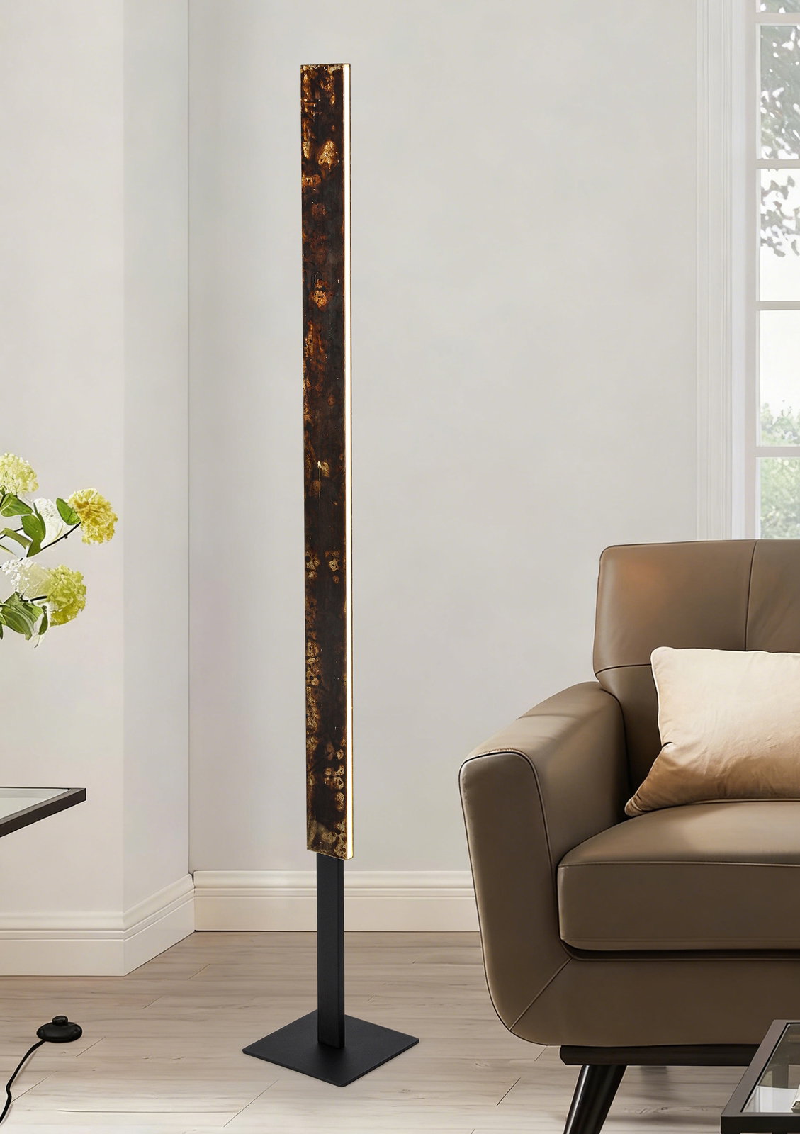 Moderne LED-Stehleuchte in einem Wohnzimmer, seitliche Perspektive