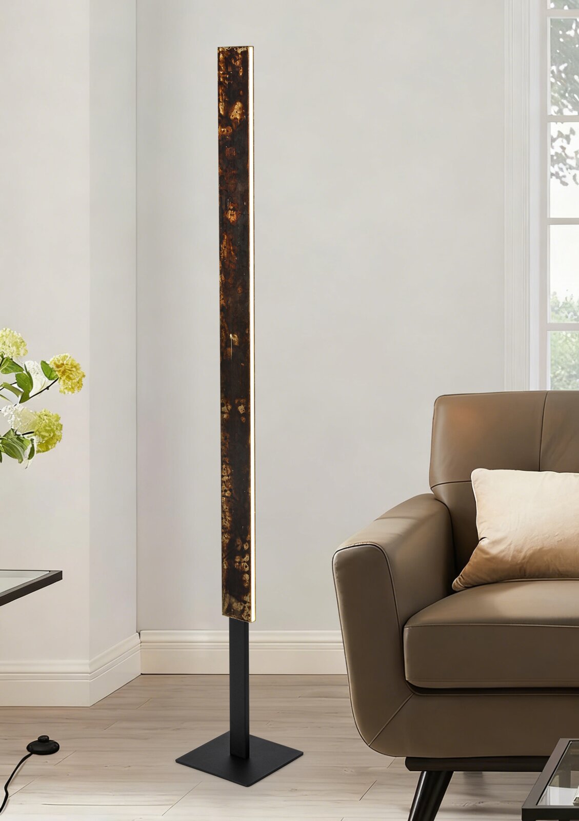 Moderne LED-Stehleuchte in einem Wohnzimmer, seitliche Perspektive