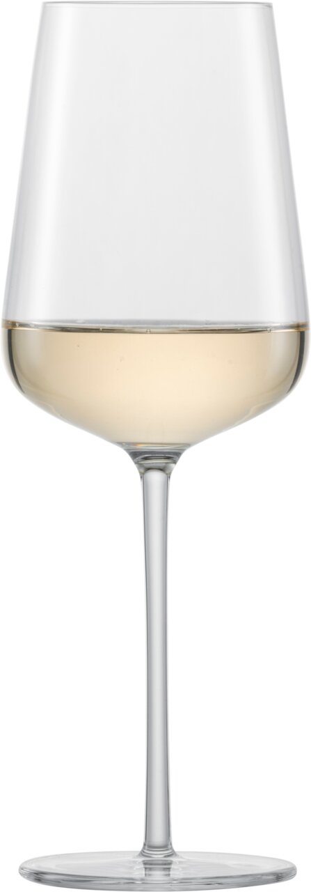 Een Vervino-rieslingglas, gevuld met witte wijn, gezien van voren