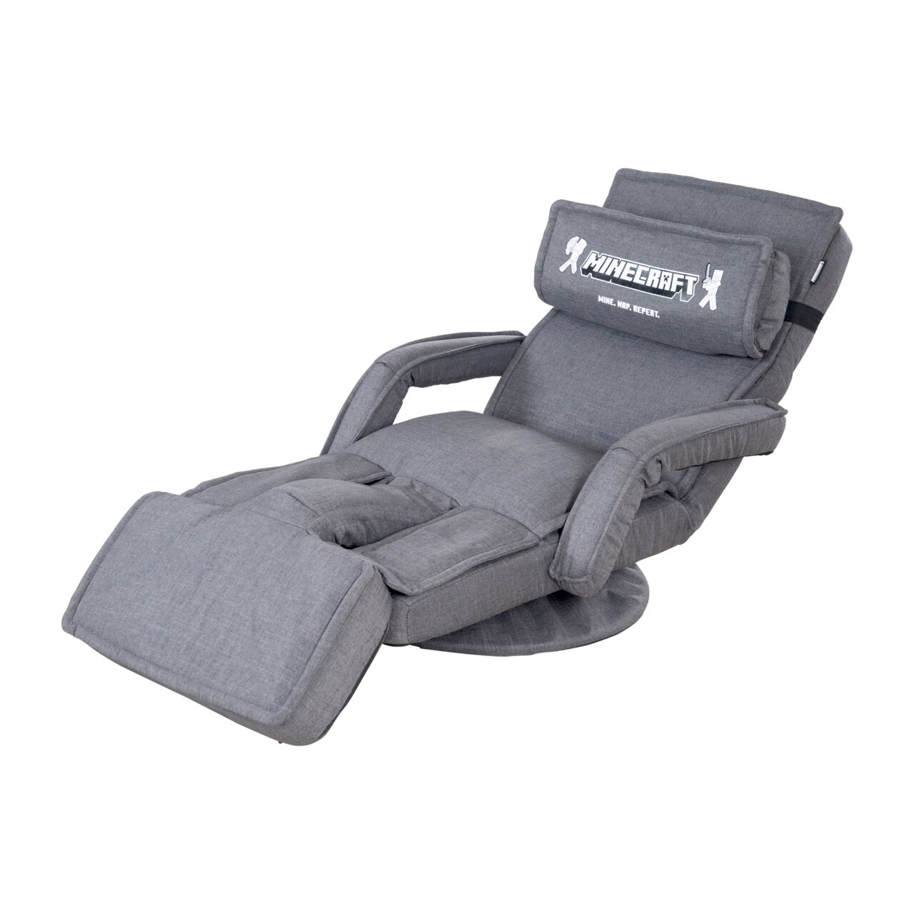 Grijze, gestoffeerde Minecraft-gamingfauteuil met armleuningen, verstelbare rugleuning en uitklapbare voetsteun, schuin van linksvoor gefotografeerd in liggende positie.