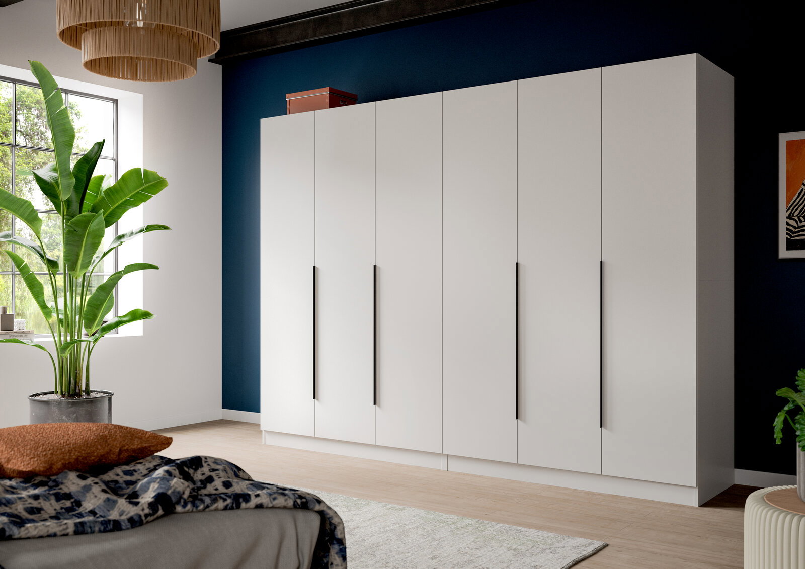 MID.YOU Kleiderschrankkombination KOPENHAGEN Großer weißer Kleiderschrank mit sechs Türen und langen schwarzen Griffen in modernem Schlafzimmer vor dunkelblauer Wand, Perspektive: frontale Ansicht leicht von links.