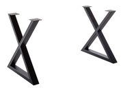 Schwarze Metall-Tischbeine in X-Form, perspektivisch von der Seite fotografiert.