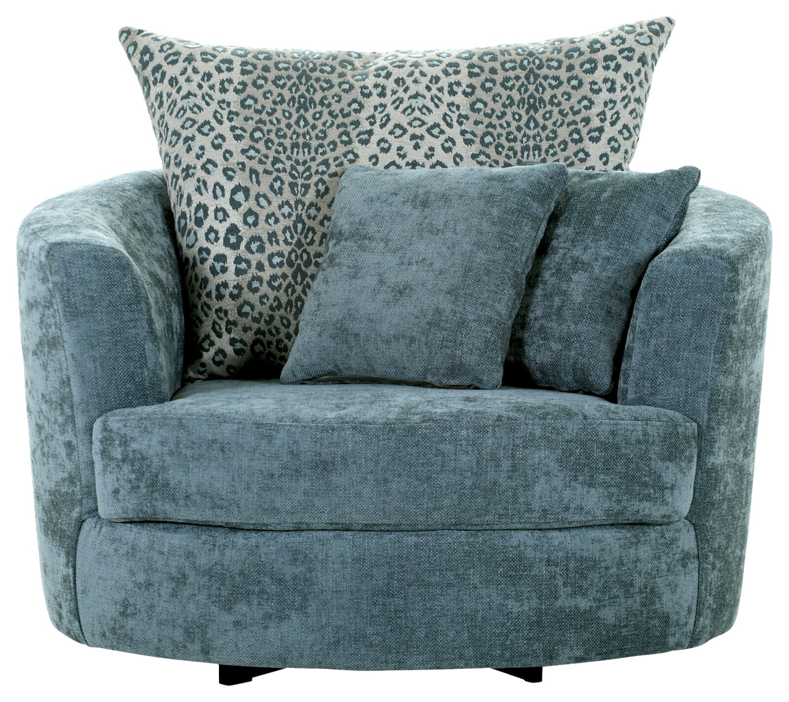 Gezellige fauteuil in blauw met twee kleine kussens en een groot kussen met luipaardprint, gezien van voren.