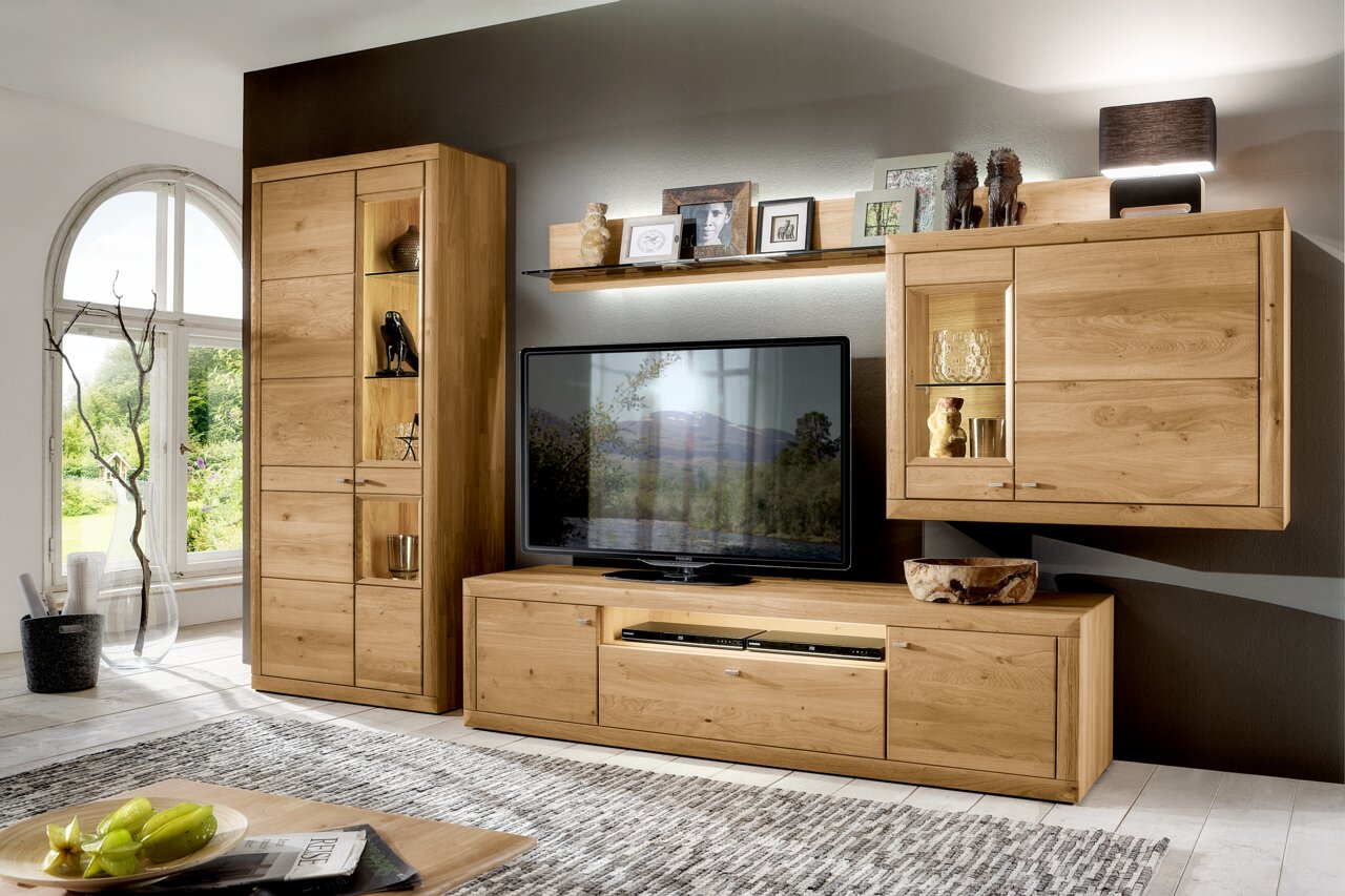 Moderne wandcombinatie van hout met tv-kast, hangkast en plank, gezien vanaf de voorkant.