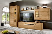 Moderne wandcombinatie van hout met tv-kast, hangkast en plank, gezien vanaf de voorkant.