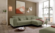 Modernes hellgrünes Ecksofa mit Chaiselongue und Zierkissen im Wohnzimmer, seitliche Frontansicht von links, neben großem Fenster und Stehlampe