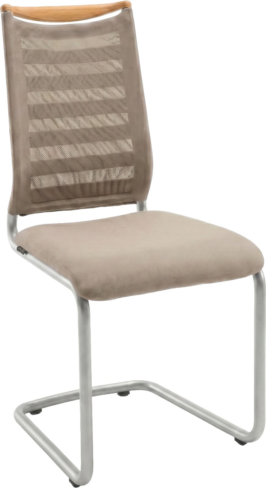 Beige sledestoel met metalen frame, gestoffeerde zitting en ademende mesh rugleuning met houten bovenrand, schuin van voren gefotografeerd