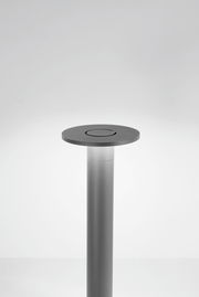 Moderne LED-Pollerleuchte von Fabas Luce, seitliche Perspektive, schlankes Design in Silber.