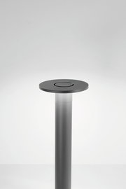 Moderne LED-Pollerleuchte von Fabas Luce, seitliche Perspektive, schlankes Design in Silber.