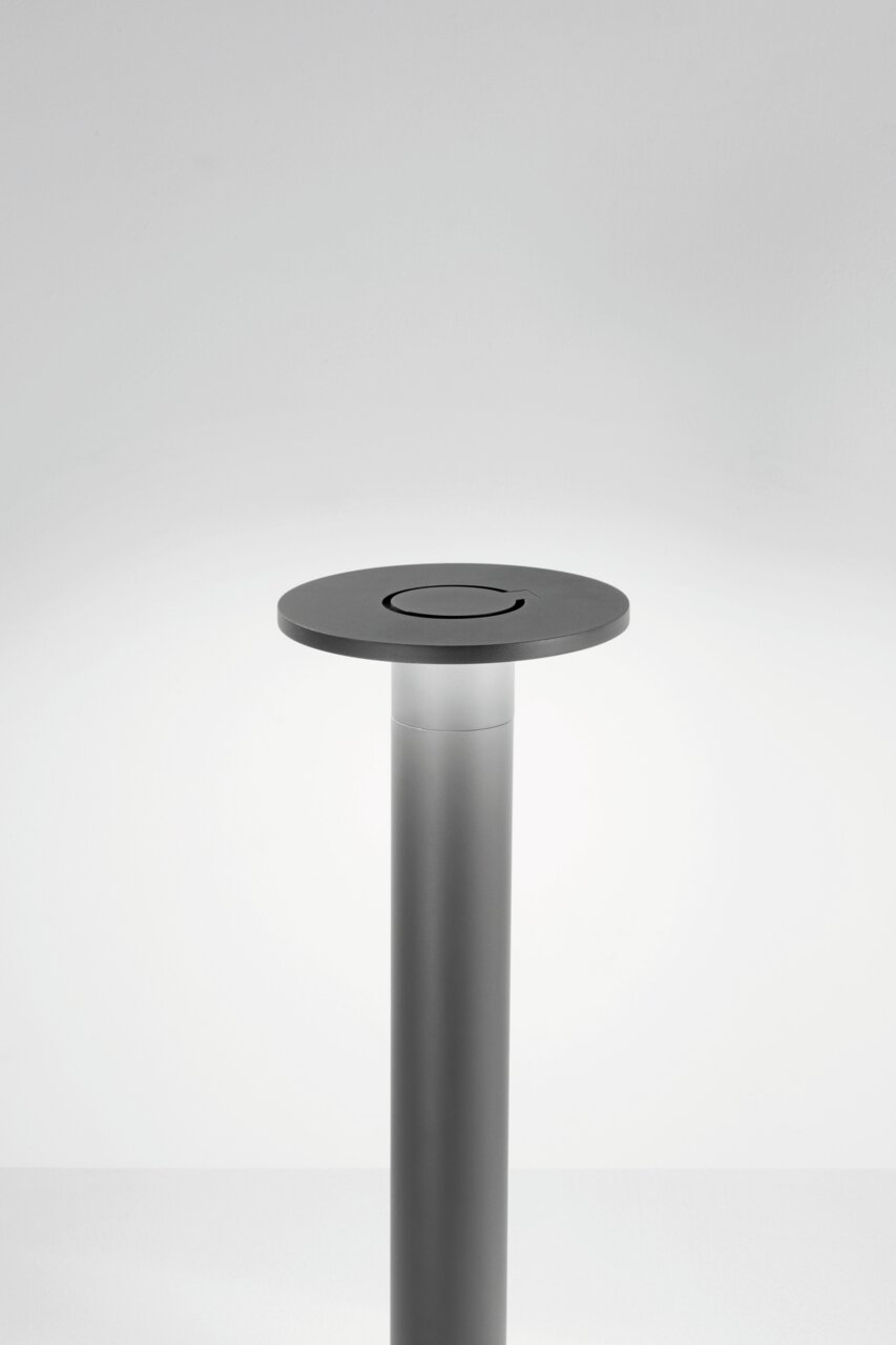 Moderne LED-Pollerleuchte von Fabas Luce, seitliche Perspektive, schlankes Design in Silber.