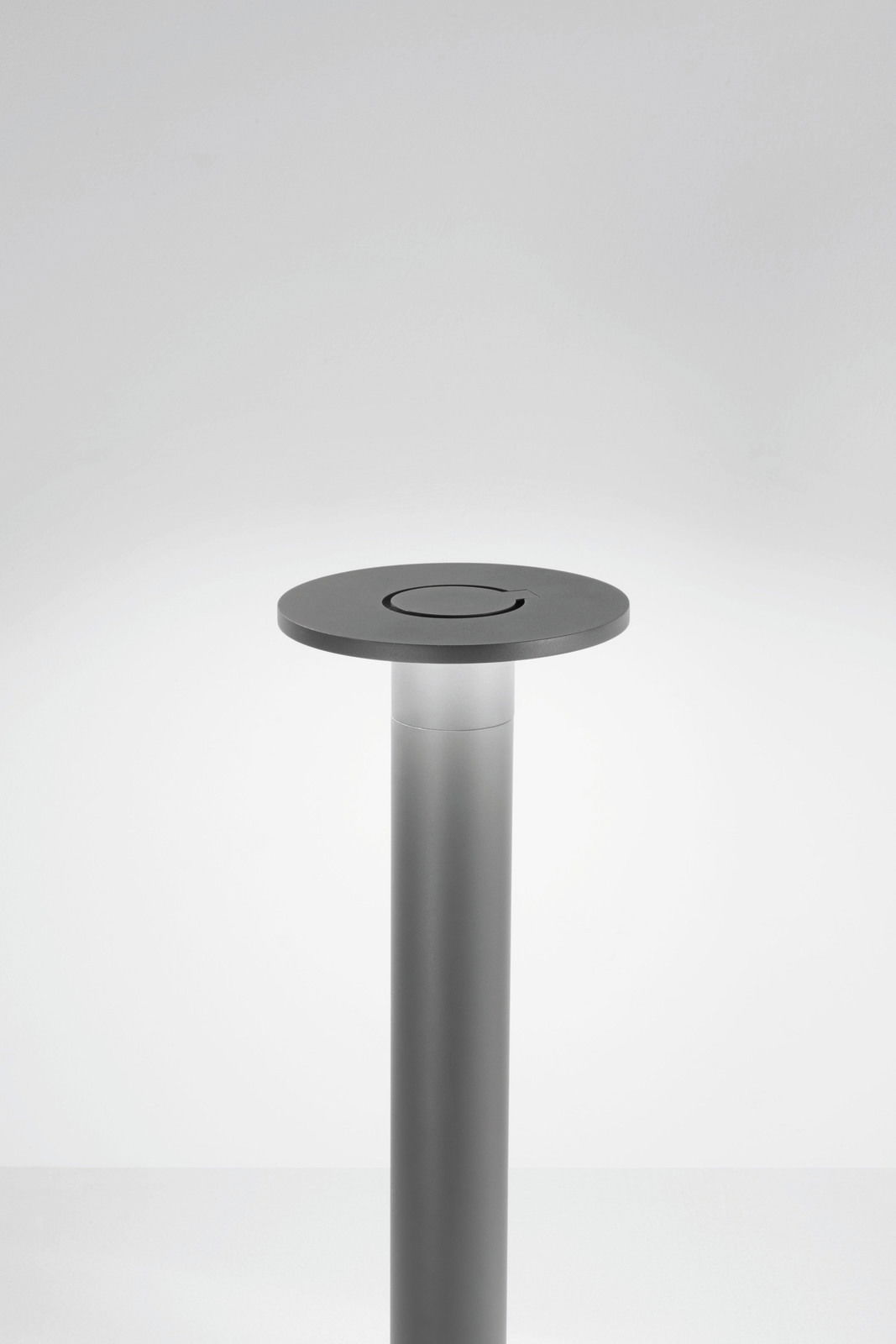 Moderne LED-Pollerleuchte von Fabas Luce, seitliche Perspektive, schlankes Design in Silber.