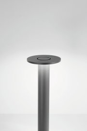 Moderne LED-paallamp van Fabas Luce, zijaanzicht, slank ontwerp in zilver.