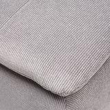 Nahaufnahme eines grauen, strukturierten Stoffes eines Boxspring-Funktionssofas, perspektivisch von oben fotografiert.