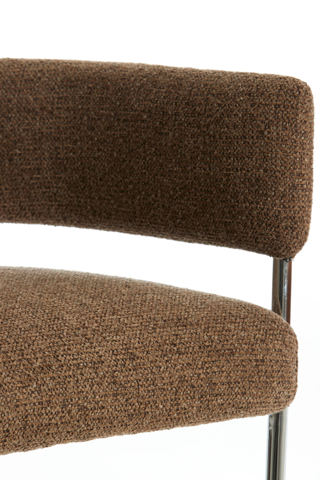 Nahaufnahme eines braunen Armlehnstuhls mit Stoffbezug, seitliche Perspektive