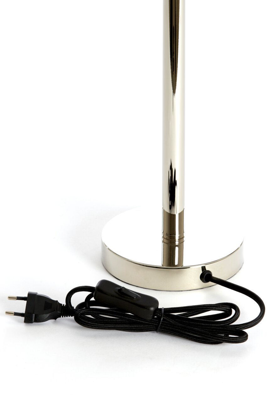 Nahaufnahme eines Lampenfußes aus Metall mit glänzender Oberfläche, Kabel und Schalter sichtbar.