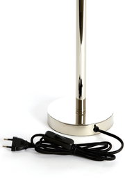 Nahaufnahme eines Lampenfußes aus Metall mit glänzender Oberfläche, Kabel und Schalter sichtbar.