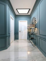 LED-Paneel an der Decke eines eleganten Flurs mit blauen Wänden und Marmorboden, aus der Perspektive des Betrachters von unten nach oben.