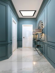 LED-Paneel an der Decke eines eleganten Flurs mit blauen Wänden und Marmorboden, aus der Perspektive des Betrachters von unten nach oben.