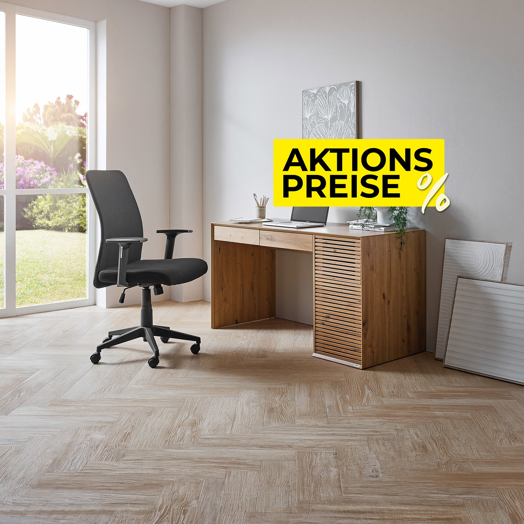 Moderner Schreibtisch aus Holz mit Bürostuhl im hellen Homeoffice, gelber Hinweis „Aktionspreise %“.
