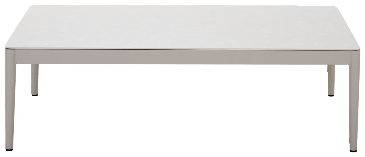 Moderne salontafel met een rechthoekig, wit tafelblad en slanke poten, van voren gefotografeerd.