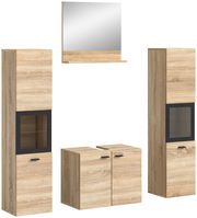 Badkombination aus Holzoptik mit zwei hohen Schränken, einem Spiegel und einem Unterschrank, frontal betrachtet.