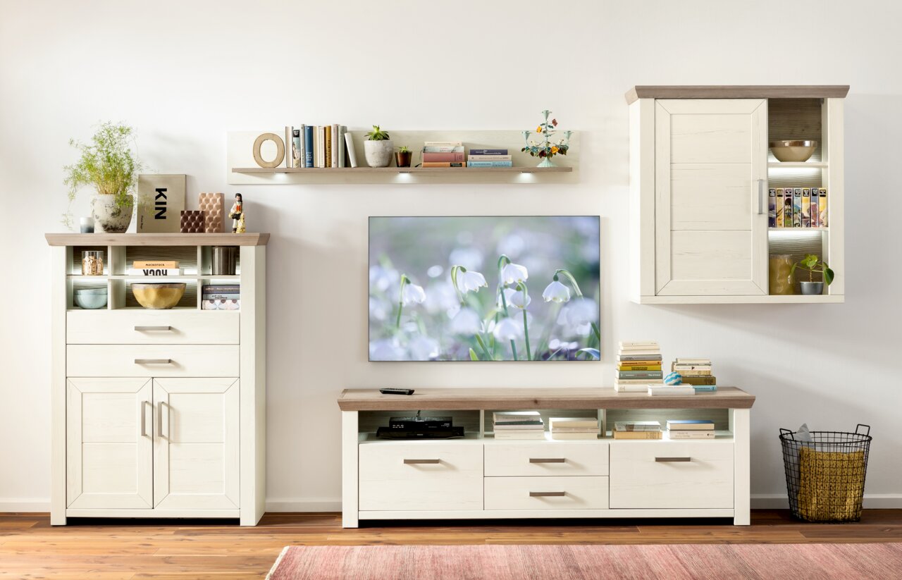 Wohnzimmermöbel-Set in heller Holzoptik mit Highboard, Lowboard, Wandboard und Hängeschrank, frontal betrachtet.