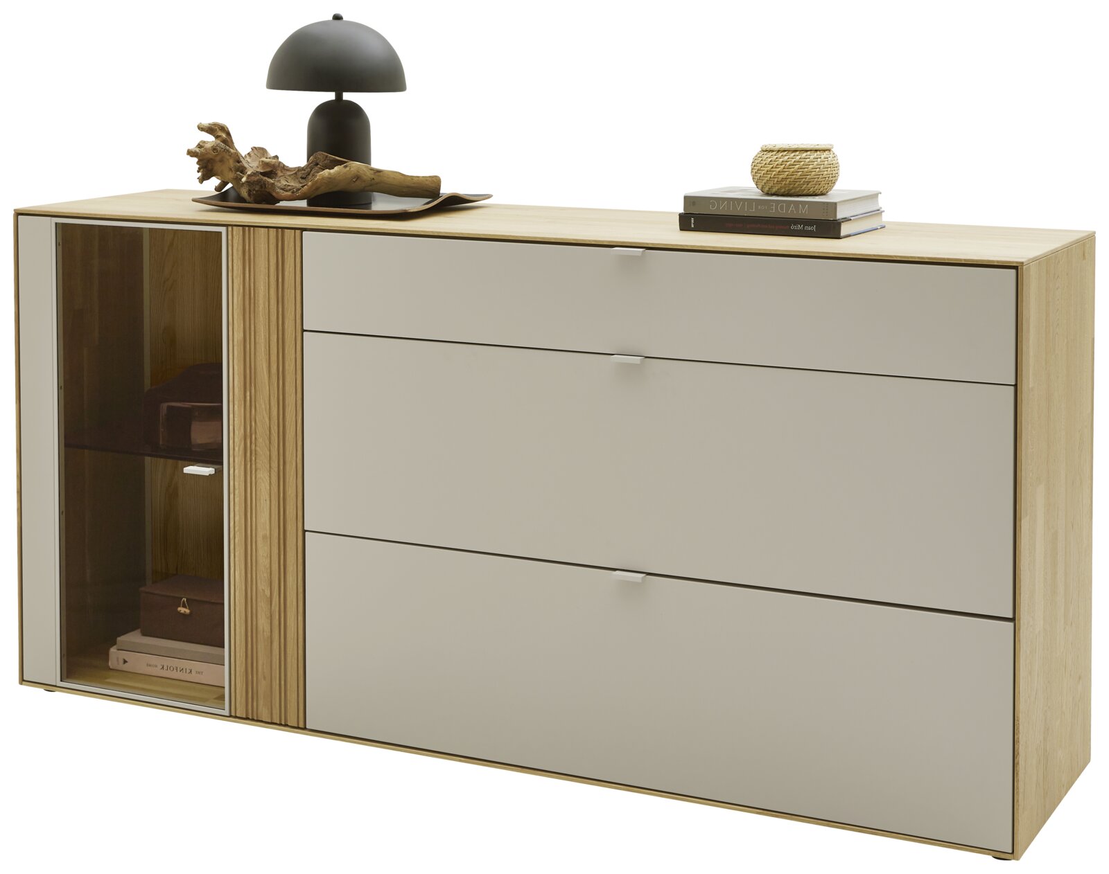 Moderne Sideboard-Kommode aus hellem Holz mit drei großen Schubladen in Hellgrau und links einer Glasvitrine, freigestellt vor weißem Hintergrund, Frontansicht leicht schräg von rechts.