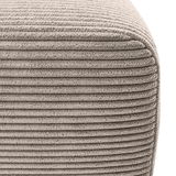 Nahaufnahme einer strukturierten, gerippten Stoffoberfläche eines Ecksofas in Beige, perspektivisch von der Seite aufgenommen.