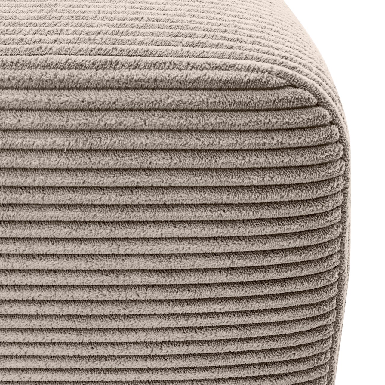 Nahaufnahme einer strukturierten, gerippten Stoffoberfläche eines Ecksofas in Beige, perspektivisch von der Seite aufgenommen.